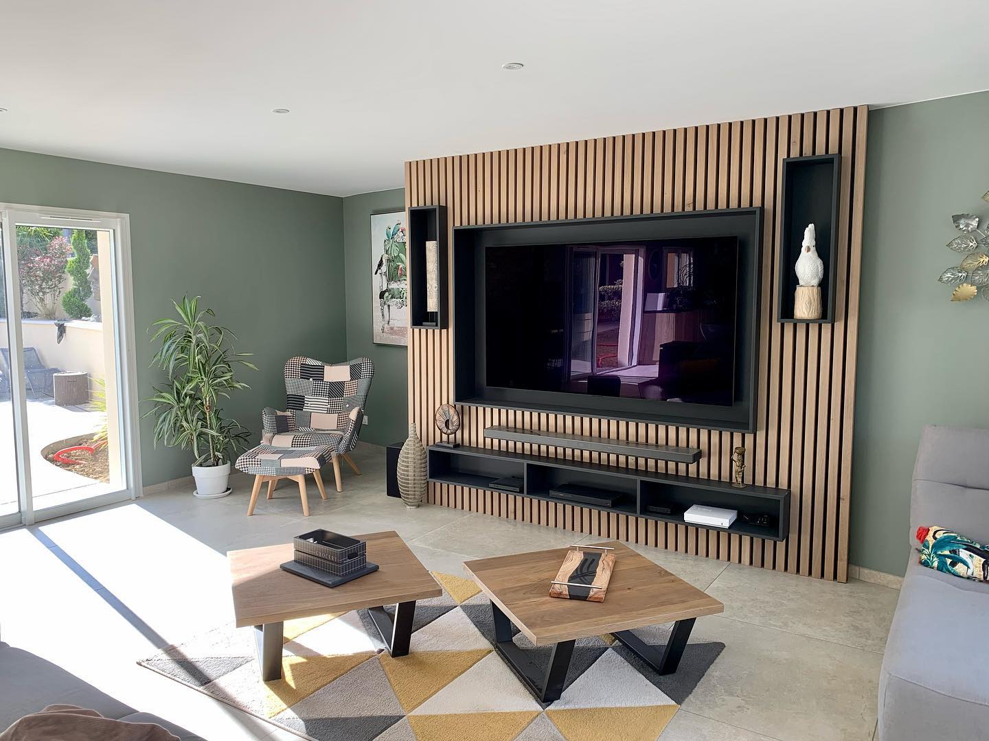 Aménagement d'intérieur en bois pour salon avec espace cinéma