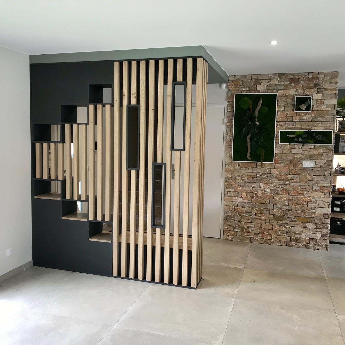 Aménagement d'une entrée de maison avec pilier de bois