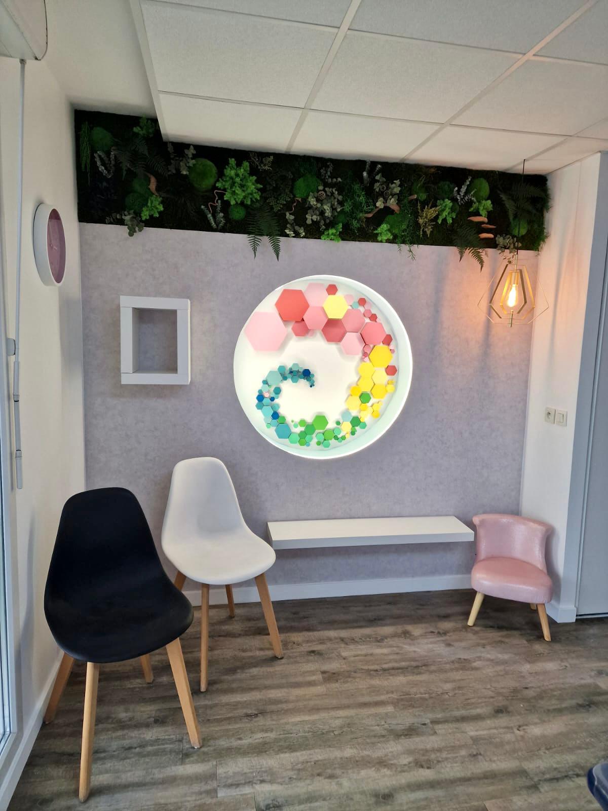Aménagement d'une entrée de maison avec pilier de bois