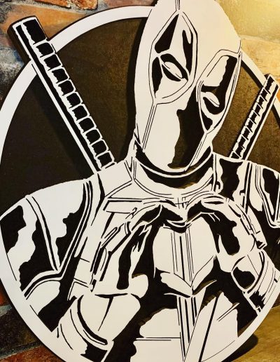 Décoration en bois réalisé à la CNC représentant Deadpool