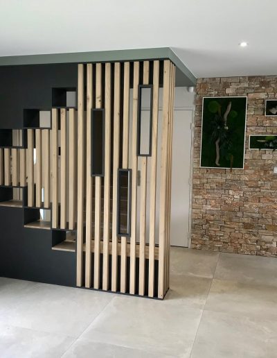 Aménagement d'une entrée de maison avec pilier de bois